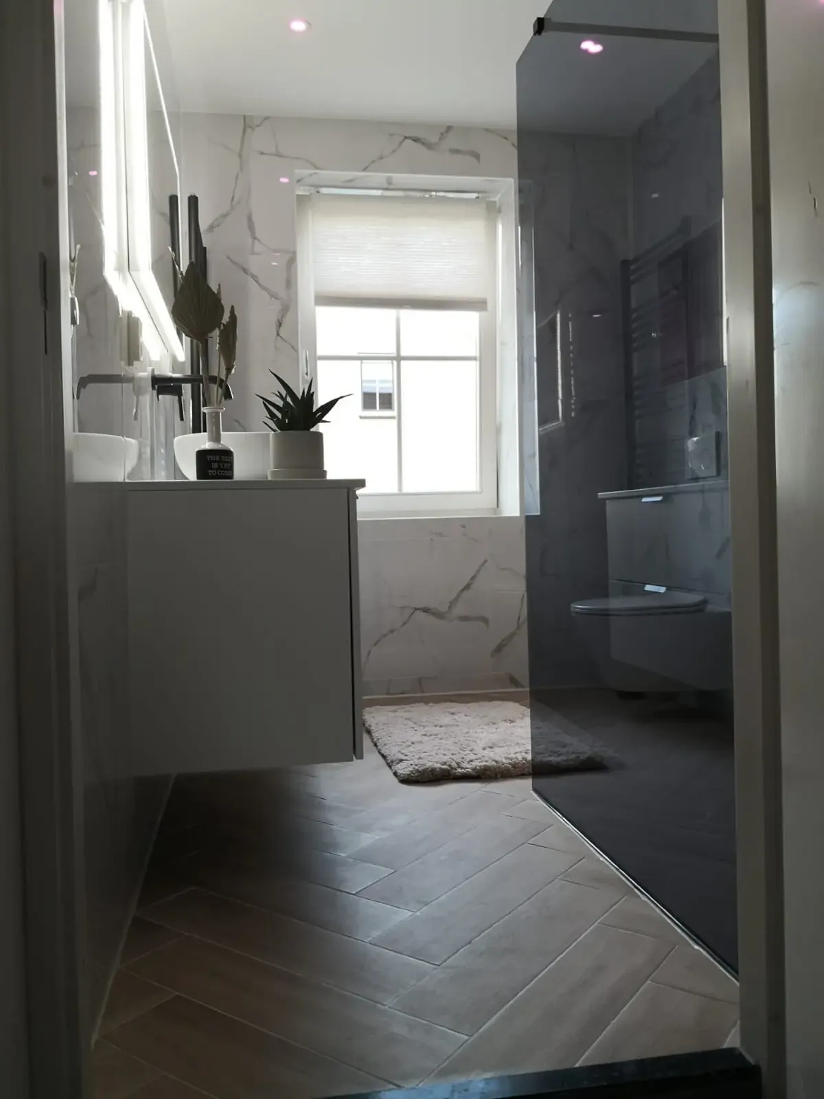 Badkamer met glazen douchewand